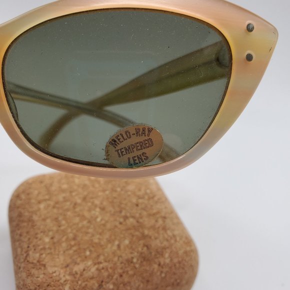 Vintage NOS Holiday 311 Cats Eye Sunglasses (with vintage case!) - Picture 3 of 14